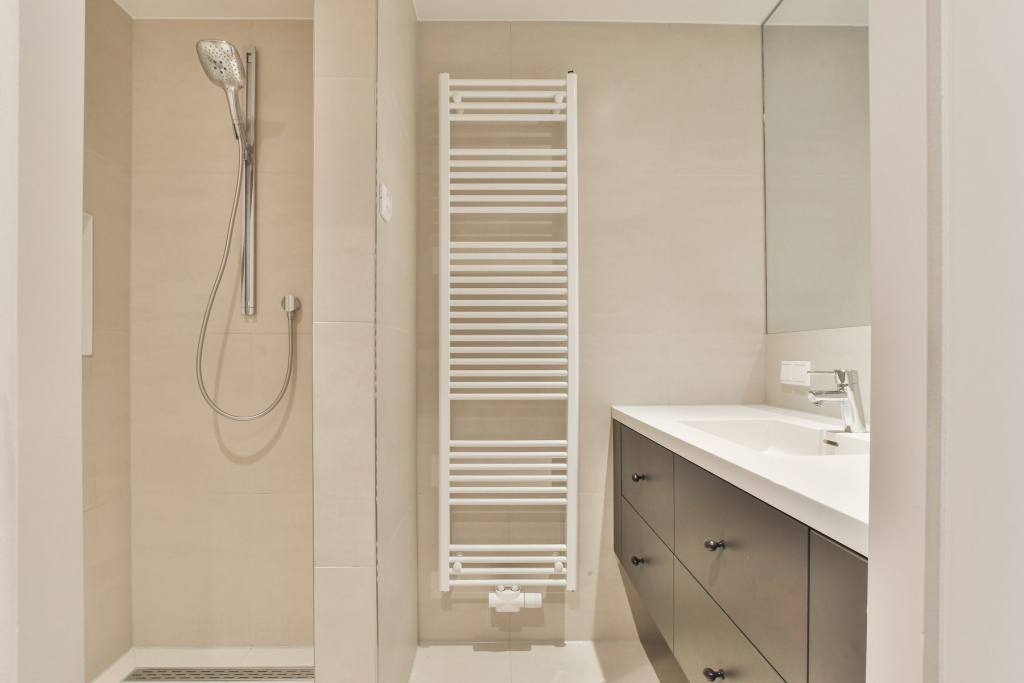 modern-tiled-bathroom-interior-bright-colors (1).jpg